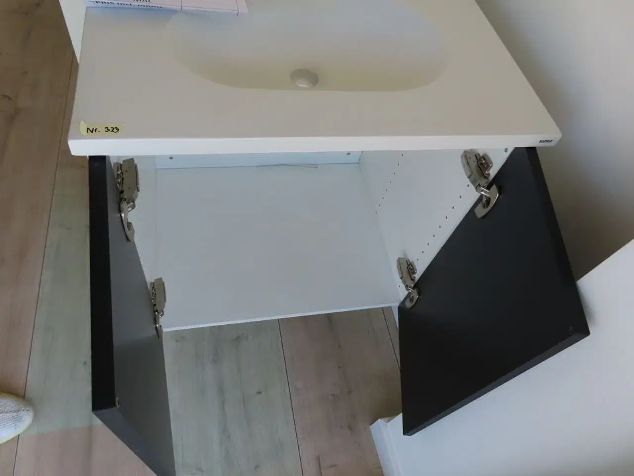 Billede 3 - Badeværelses arrangement - 2 stk. låger og KUMA vask