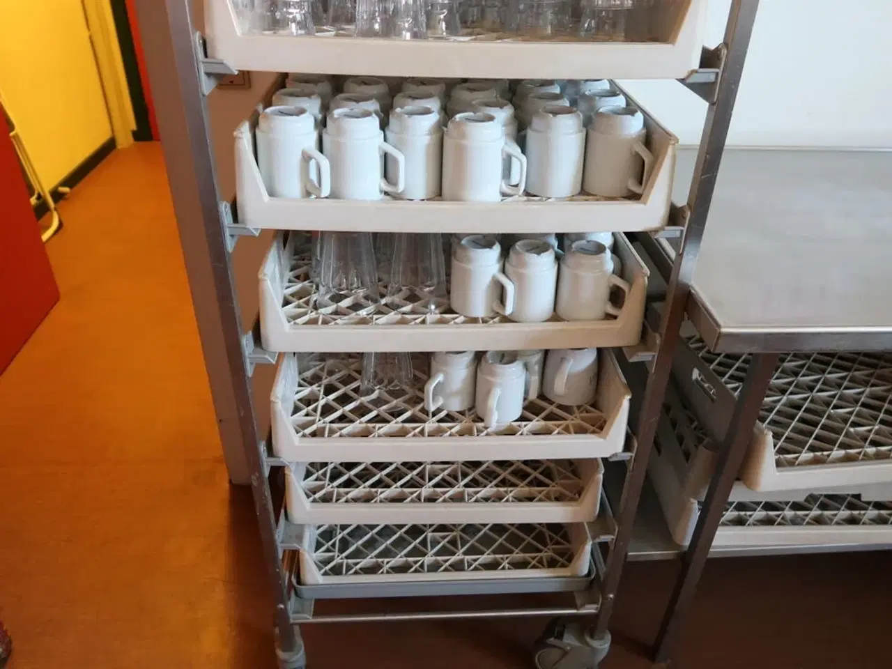 Billede 3 - Stikvogn med div. Opvaskebakker og køkkenservice