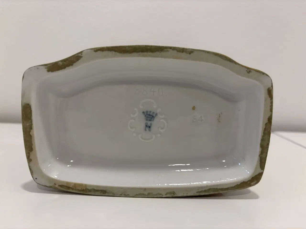 Billede 3 - Porcelænsfigur dame ved bord/toiletbord