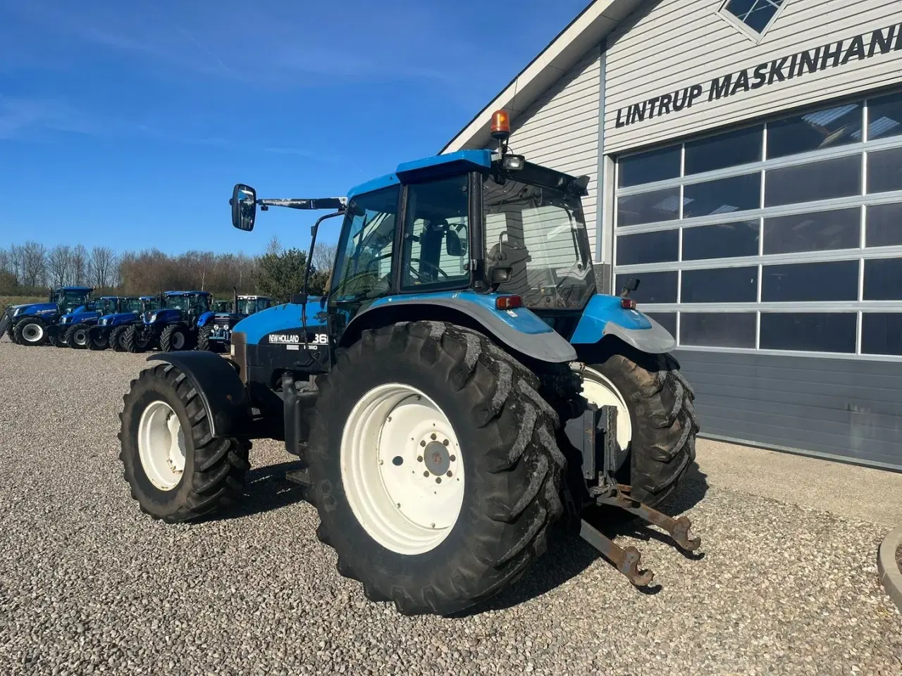Billede 6 - New Holland 8360 med 4stk fabriksnye dæk til.  Super stærk traktor.