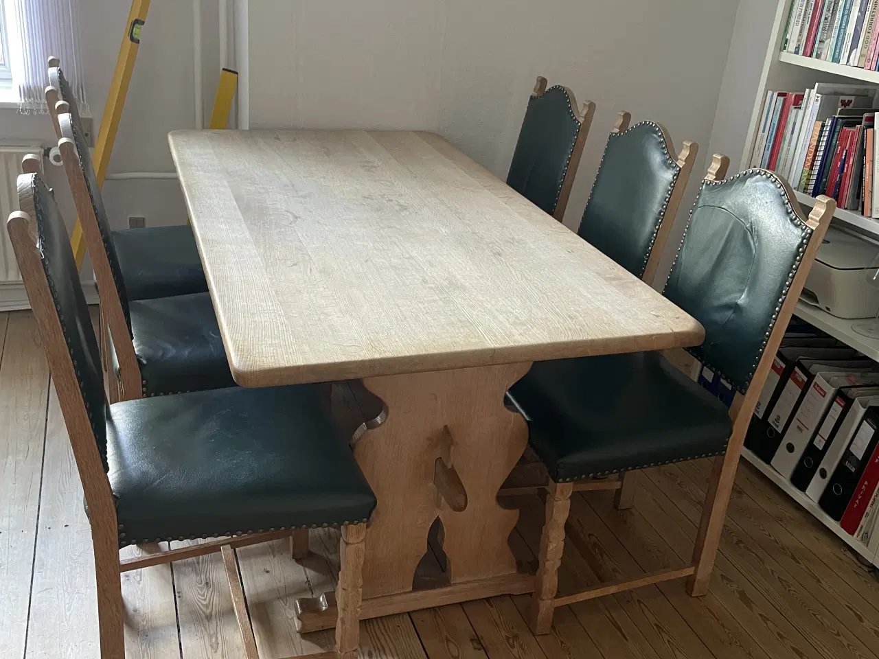 Billede 5 - Spisebord m 6 stole+2 tillægsplader