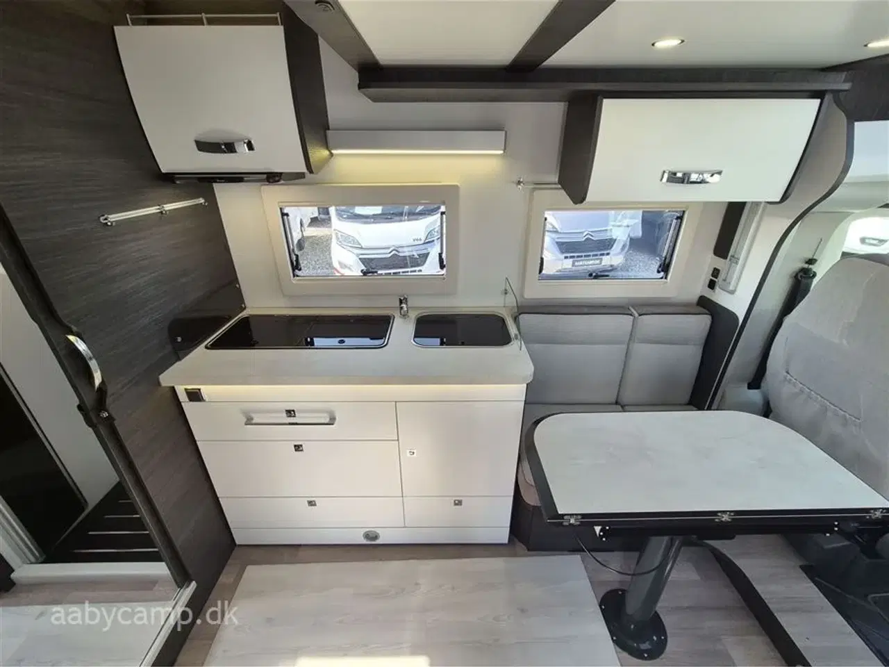 Billede 11 - 2024 - Benimar Mileo 268   NK Pakke. Automatgear. solceller. markise. 200 Ah Lithium Batteri. 2000w inverter. Maxfann. kun 16,000 km. den har fået en omgang ceramic coating så den er nem at holde.