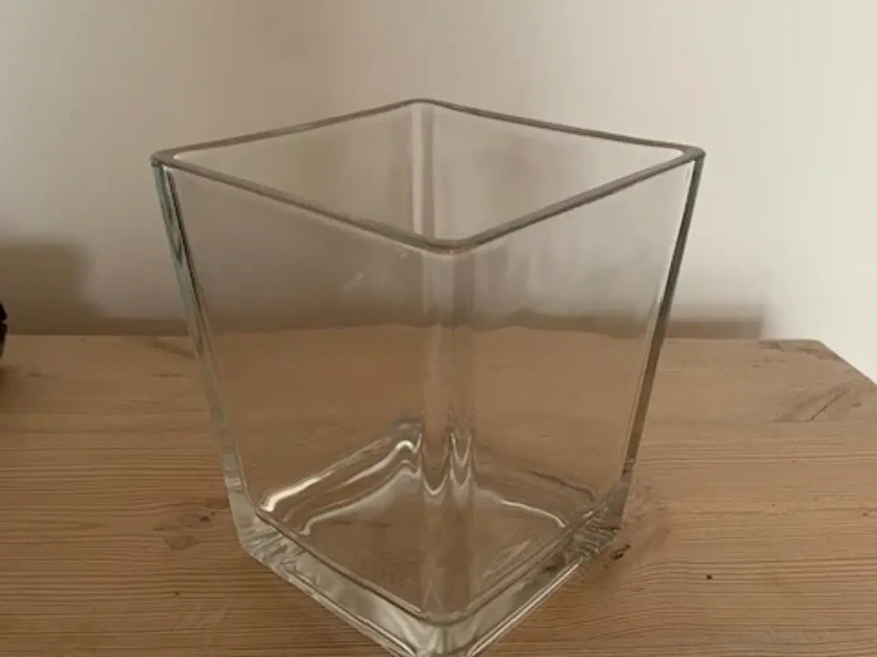 Billede 4 - Firkantet vase i kraftigt glas, 14 x 14 x 17 cm.