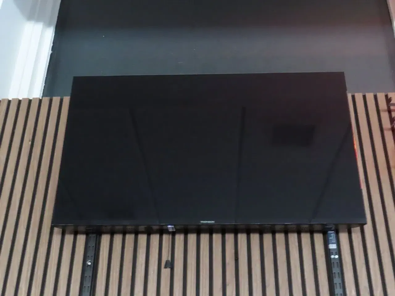 Billede 1 - 43" smart TV, THOMSON 43UA5S13 med fjernbetjening
