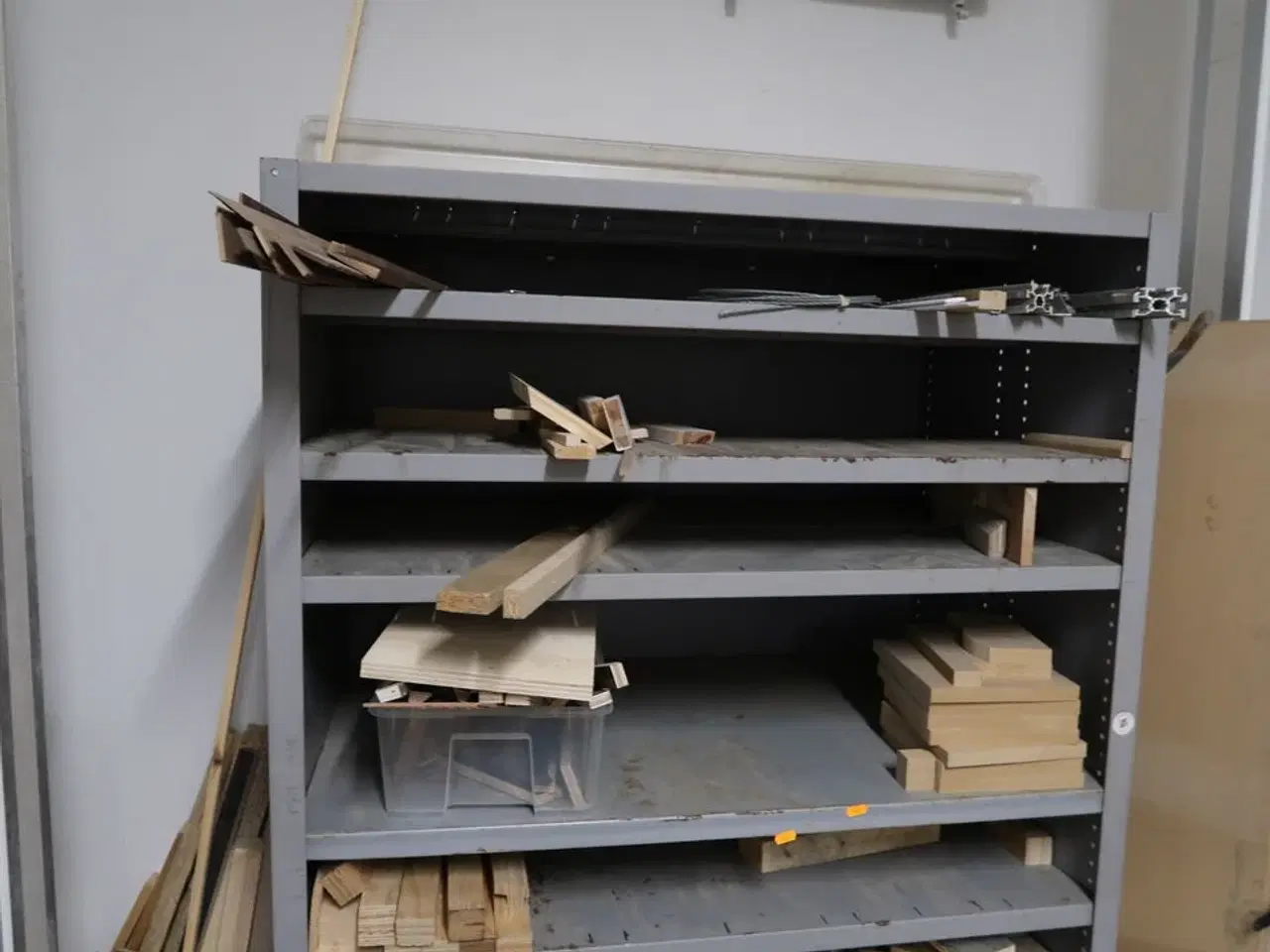 Billede 14 - Arbejdsborde/reoler med div. Varelager og værktøj