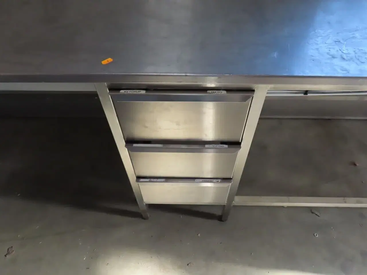 Billede 2 - Desk, stålbord med skuffeinsatser og stikkontakter.