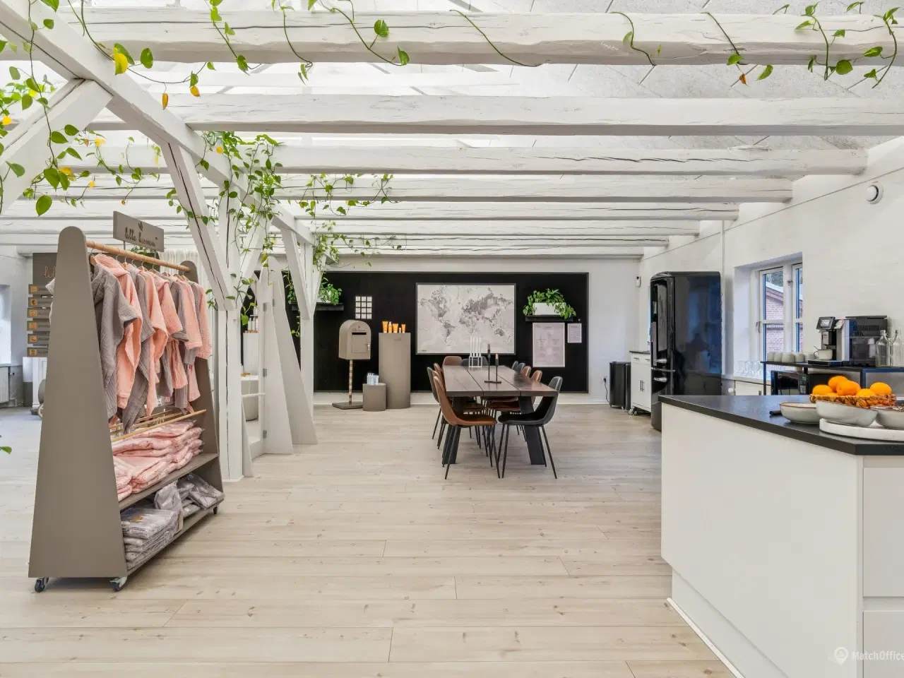 Billede 4 - Lyst og indbydende kontor med nordisk æstetik og unikke detaljer