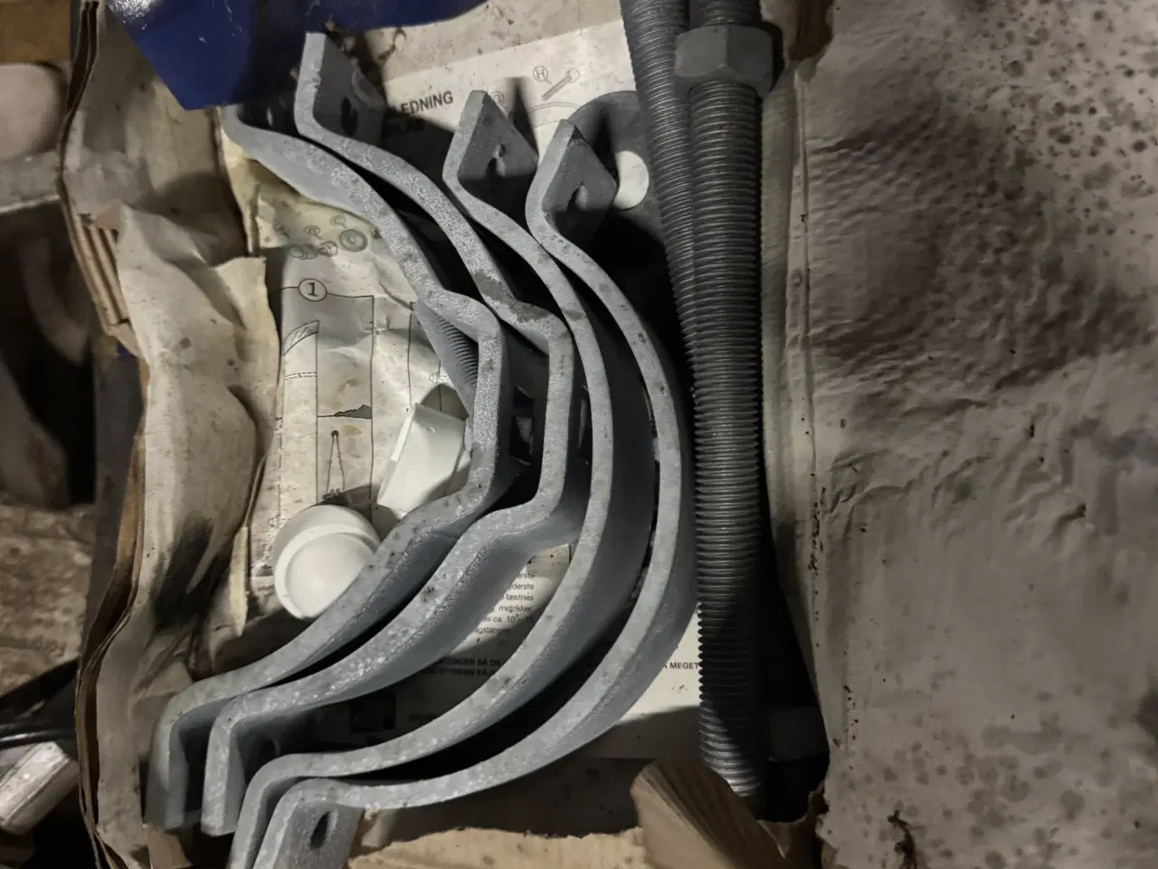 Billede 3 - Betonstøtte til flagstang med beslag 