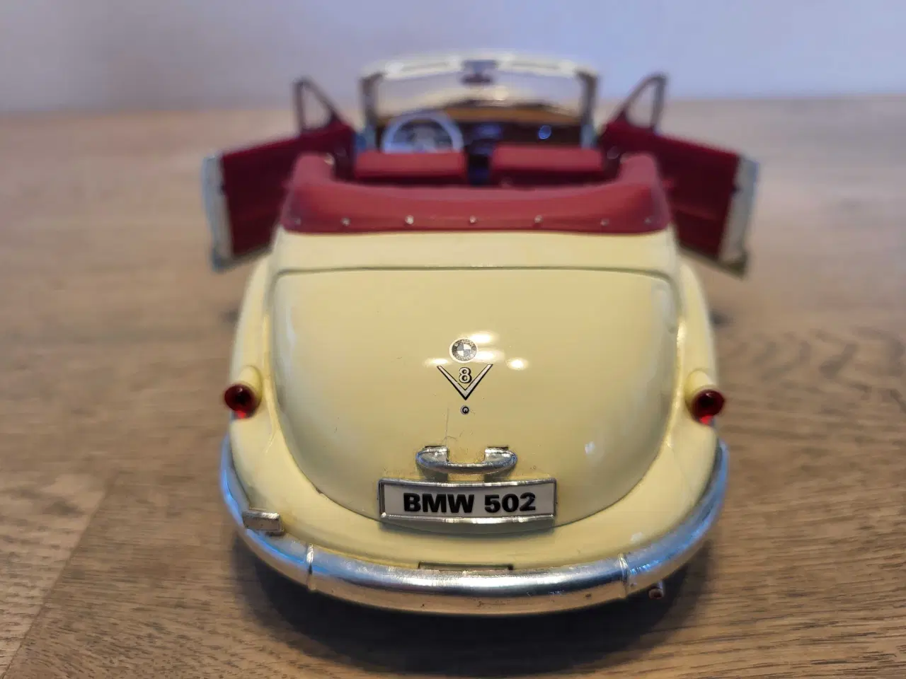 Billede 6 - Modelbil: BMW 502 Cabriolet 1955.  Skala 1/18.