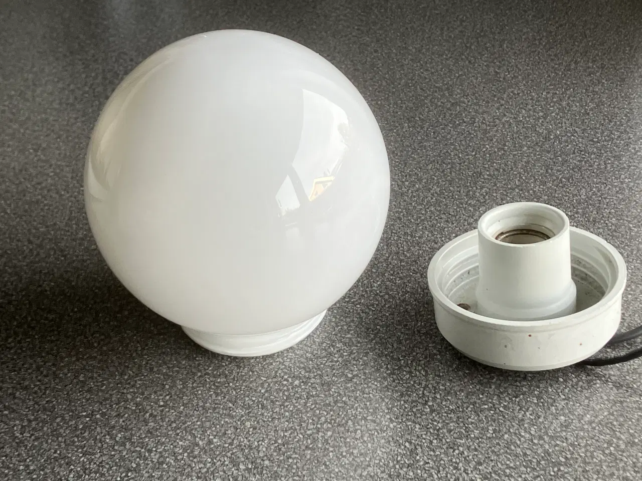 Billede 1 - Lampekuppel i hvidt opalglas. Retro. Sjælden.