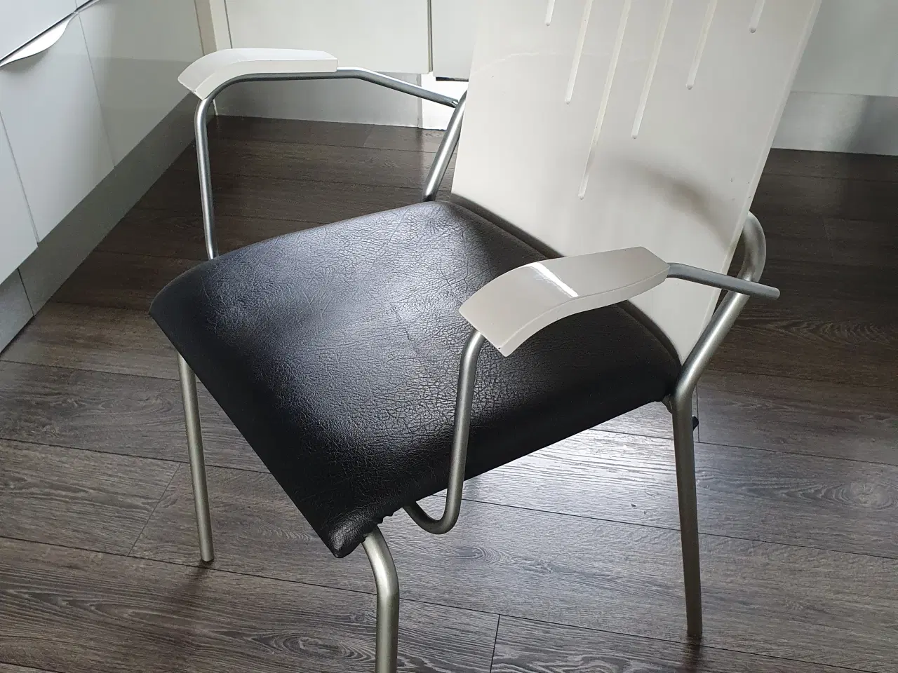 Billede 1 - 6 stk hvid højglans spisebords stole med armlæn