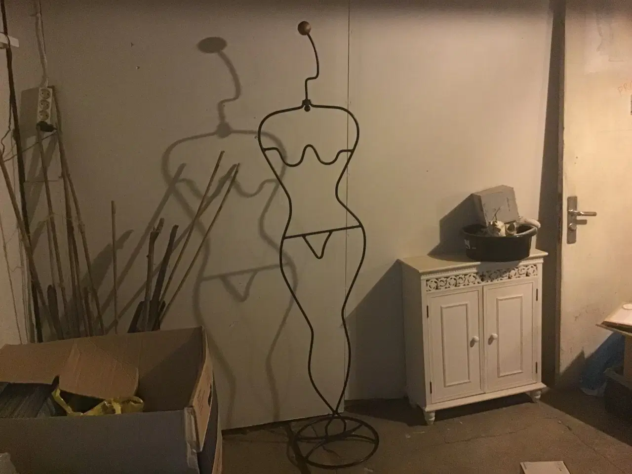Billede 3 - Figur af kvinde.