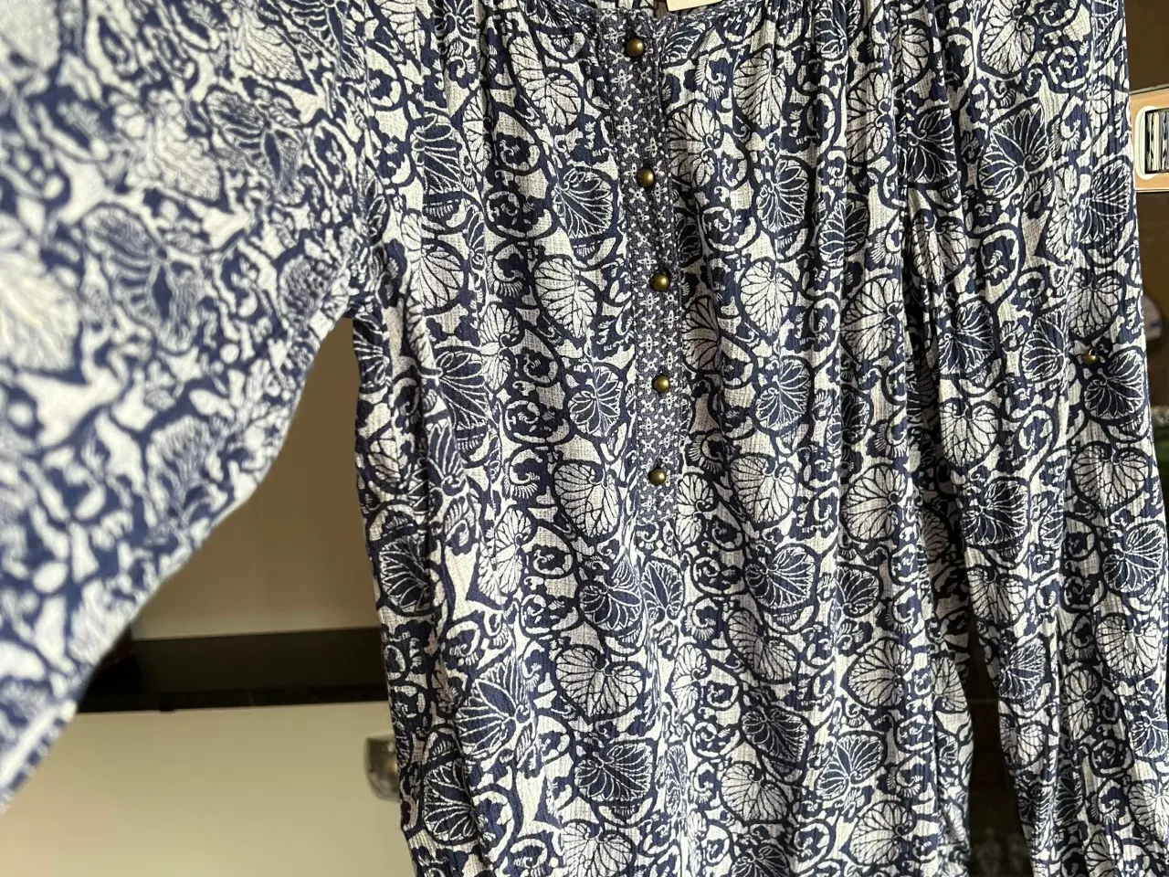 Billede 5 - Flot blå bluse med mønster str L