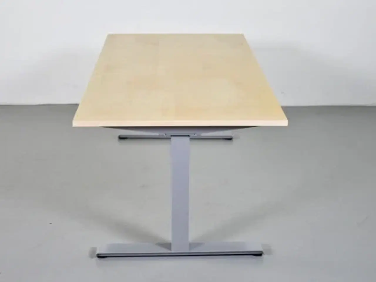 Billede 4 - Kinnarps hæve-/sænkebord med plade i ahorn og gråt stel