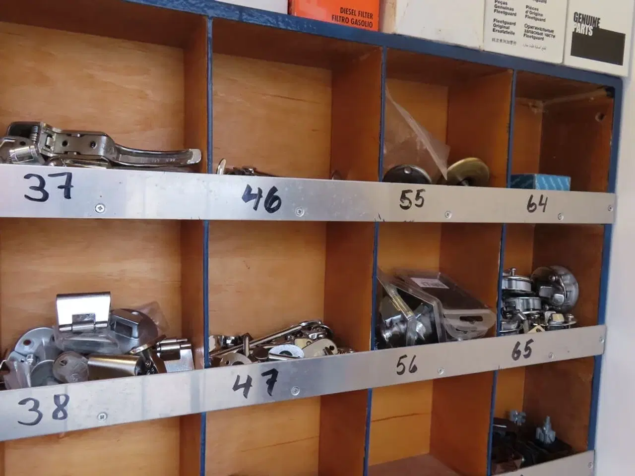 Billede 3 - Reol med indhold af diverse beslag, fittings mv.