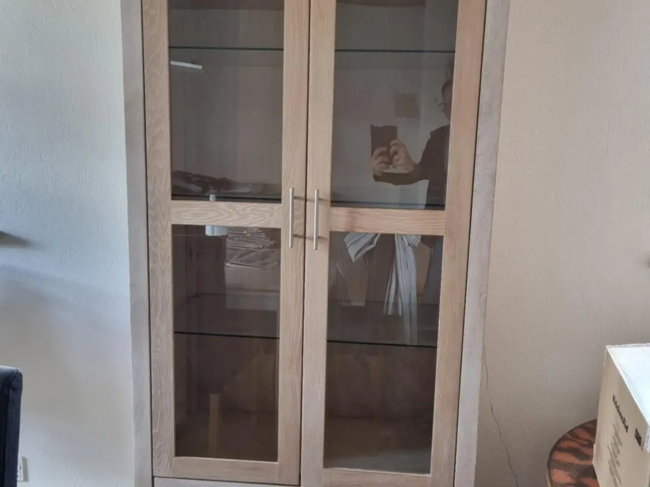 Billede 3 - Vitrine i sæbebehandlet eg.