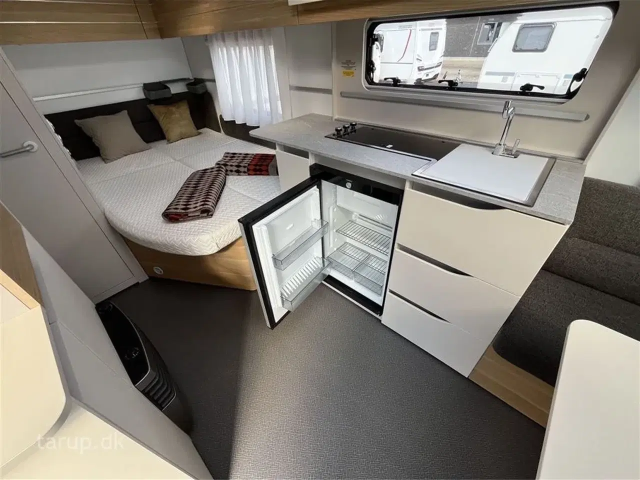Billede 14 - 2023 - Adria Adora 472 UP   Fortelt: Isabella Commodore Coast, Enduro aut. mover m/ lithium batteri, rundsiddegruppe, køleskab, bruser, panoramavindue, fransk dobbeltseng