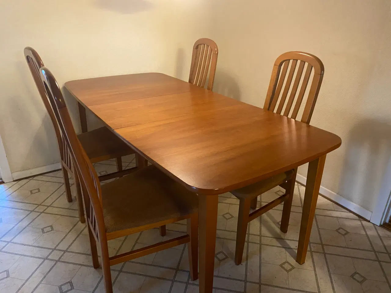 Billede 1 - Spisebord inkl. 4 stole