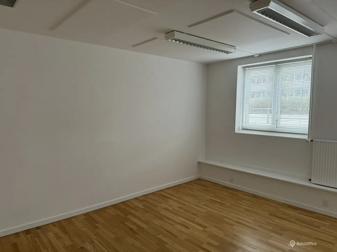 Billede 7 - Lyse kontorlokaler i høj kld. udlejes.