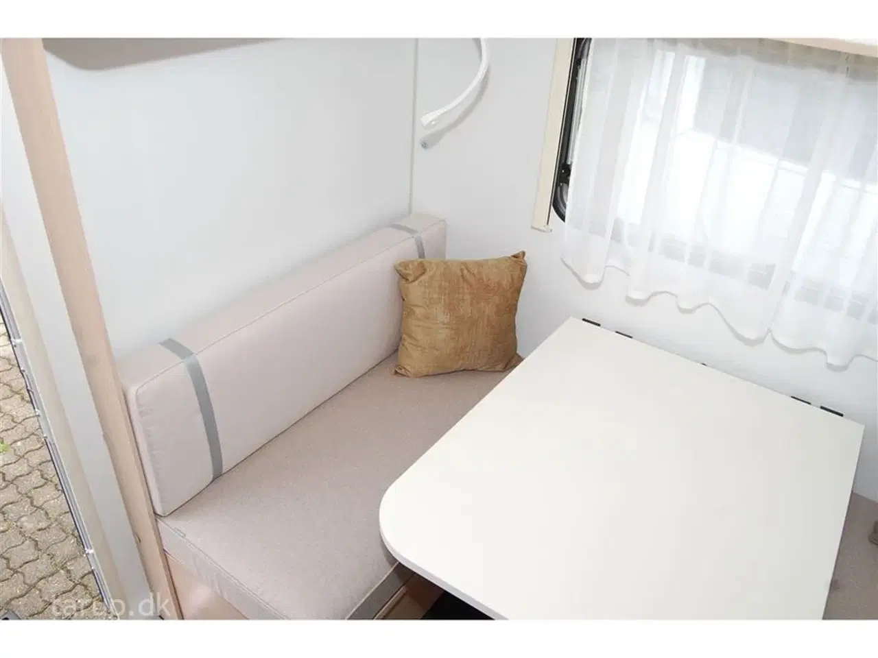 Billede 7 - 2024 - Adria Aviva 492 LU   Enkeltsenge m/udtræk og elevation, endesidde-gruppe, USB-stik,  142 l.  køleskab med fryser, tv-arm,