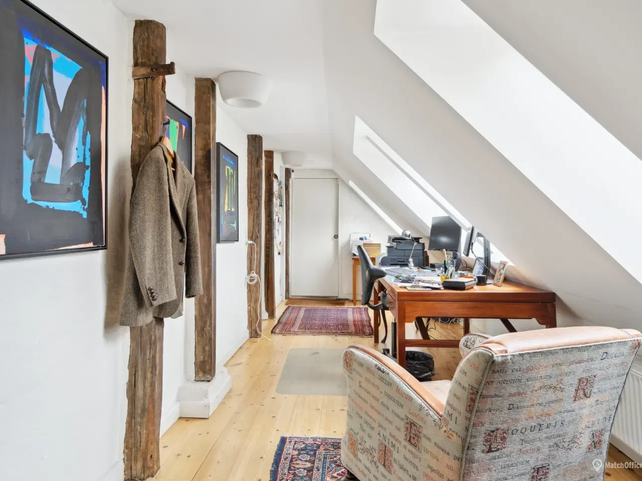 Billede 4 - Højt til loftet. blotlagte bjælker, altan og særdeles centralt beliggende