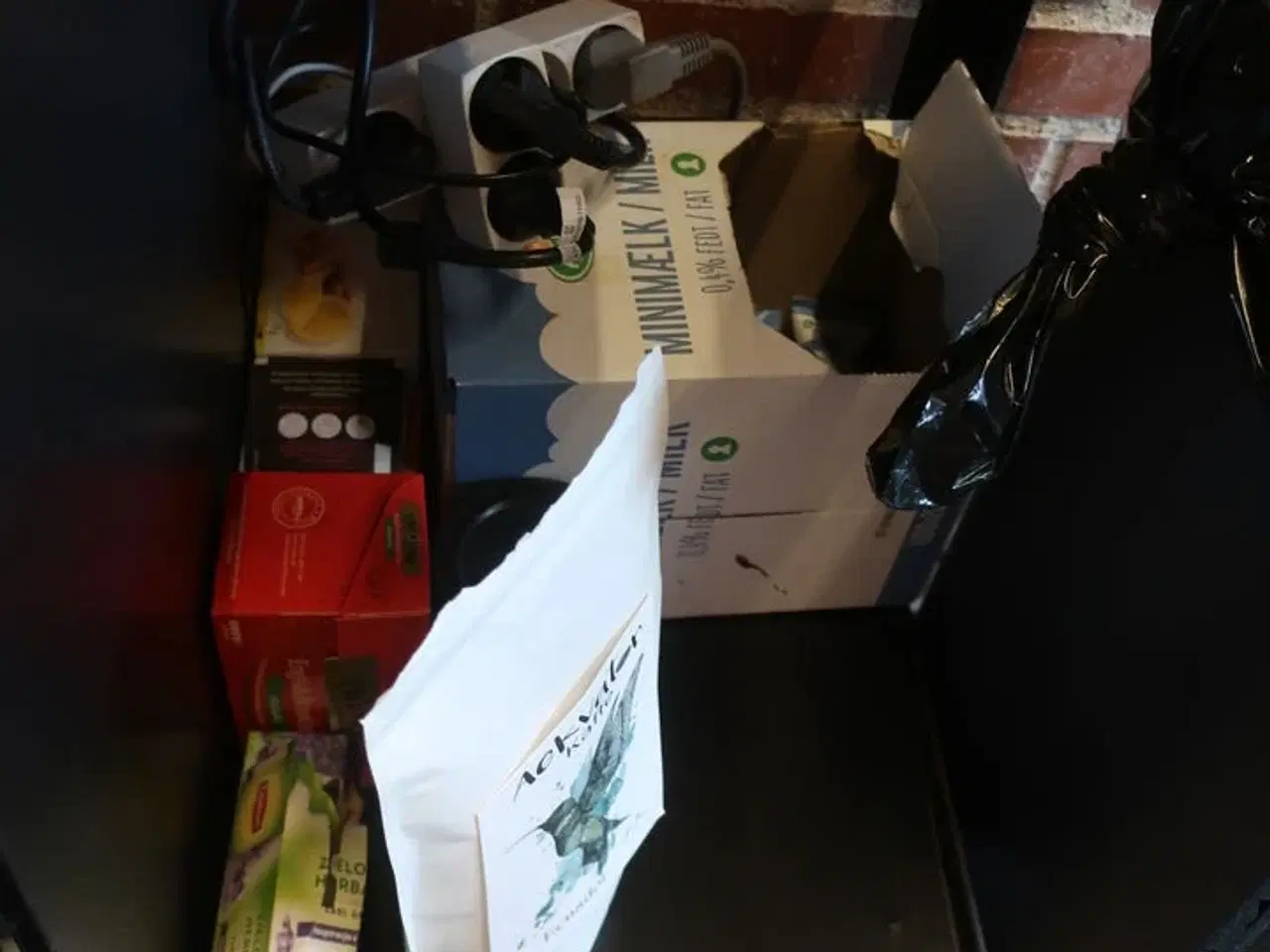 Billede 13 - Kaffekværn WILFA samt div. kander, kedler m.v. på bord