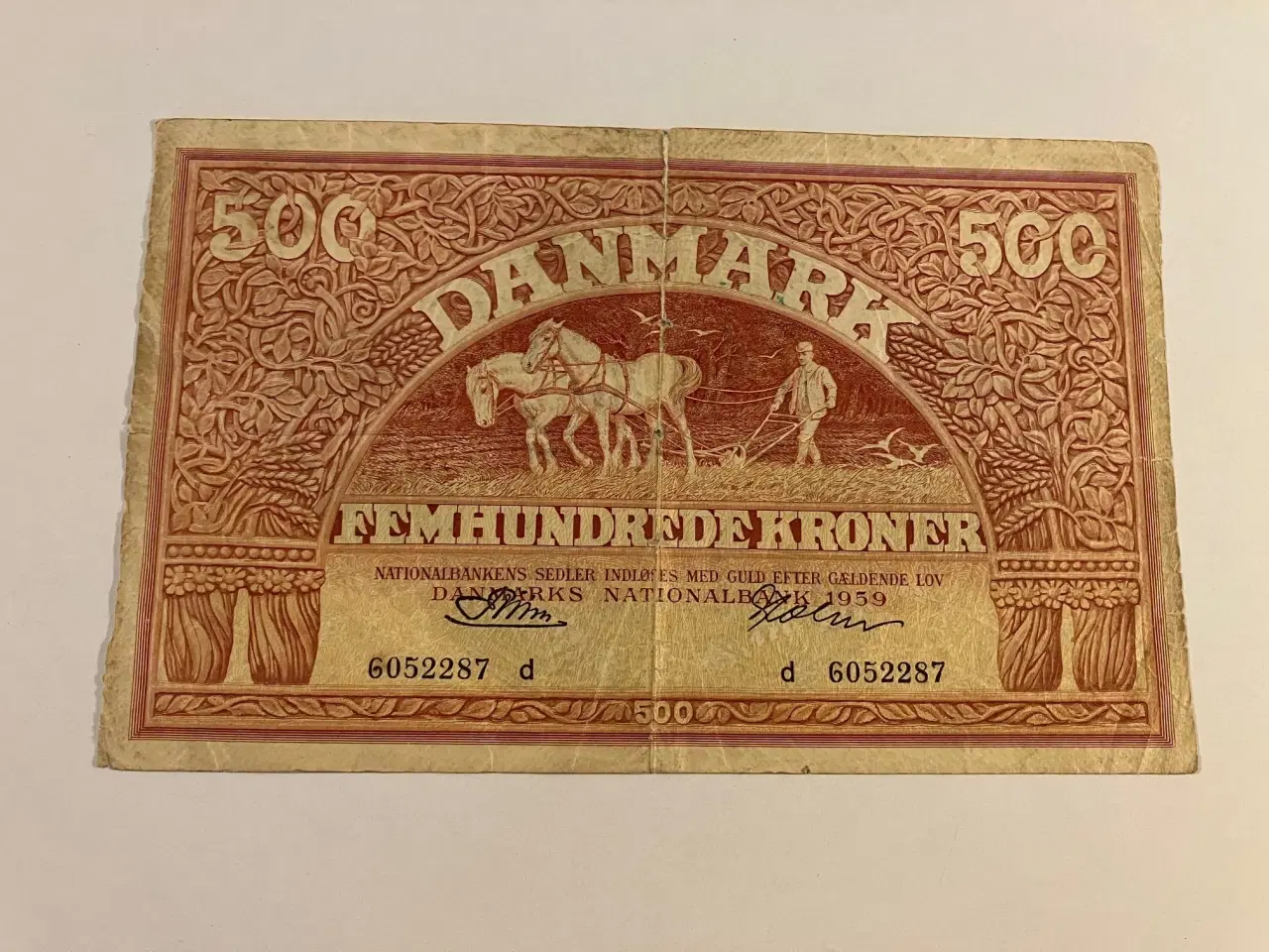 Billede 1 - 500 Kroner 1959 - 2 små huller i midten