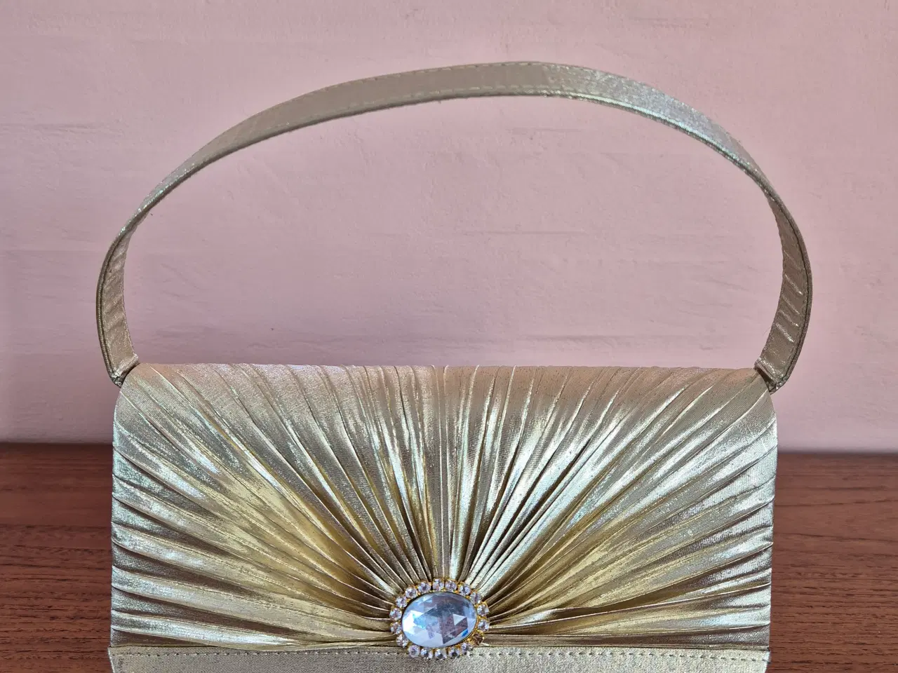 Billede 1 - Fin selskabstaske i guld