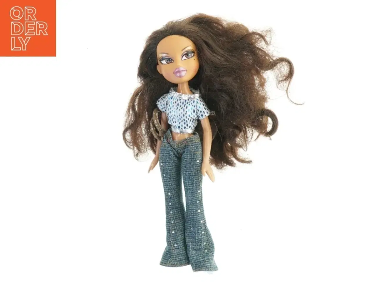 Billede 1 - Brun dukke med blå top og jeans fra Bratz (str. 24 cm)