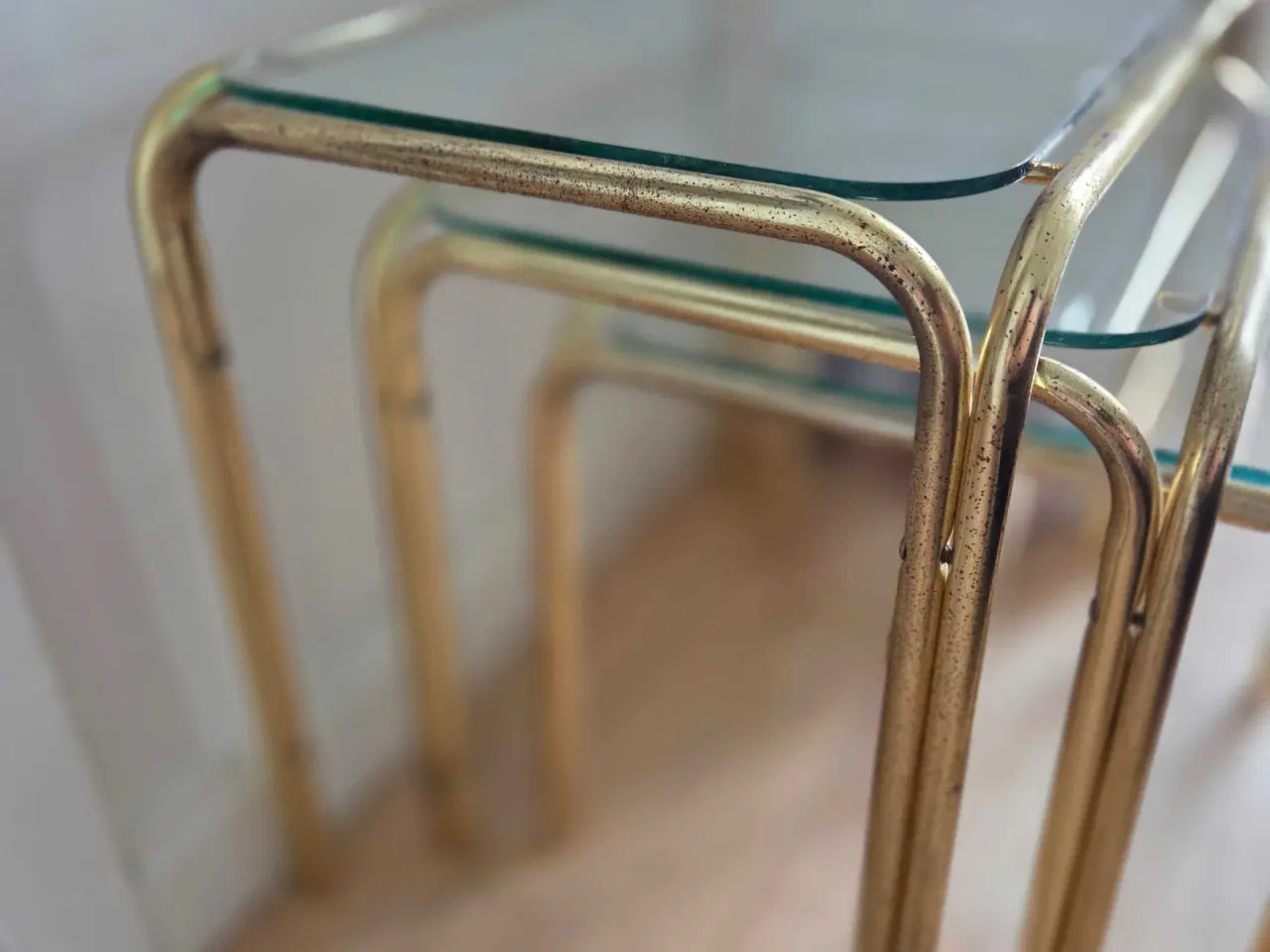 Billede 3 - Små borde med guld stel 