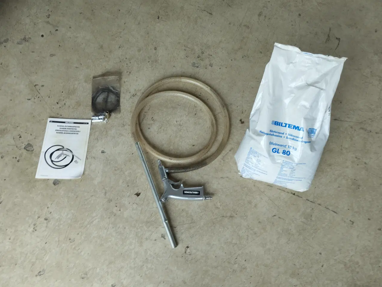 Billede 1 - Sandblæsningspistol+ olivensand. Så godt som nyt.