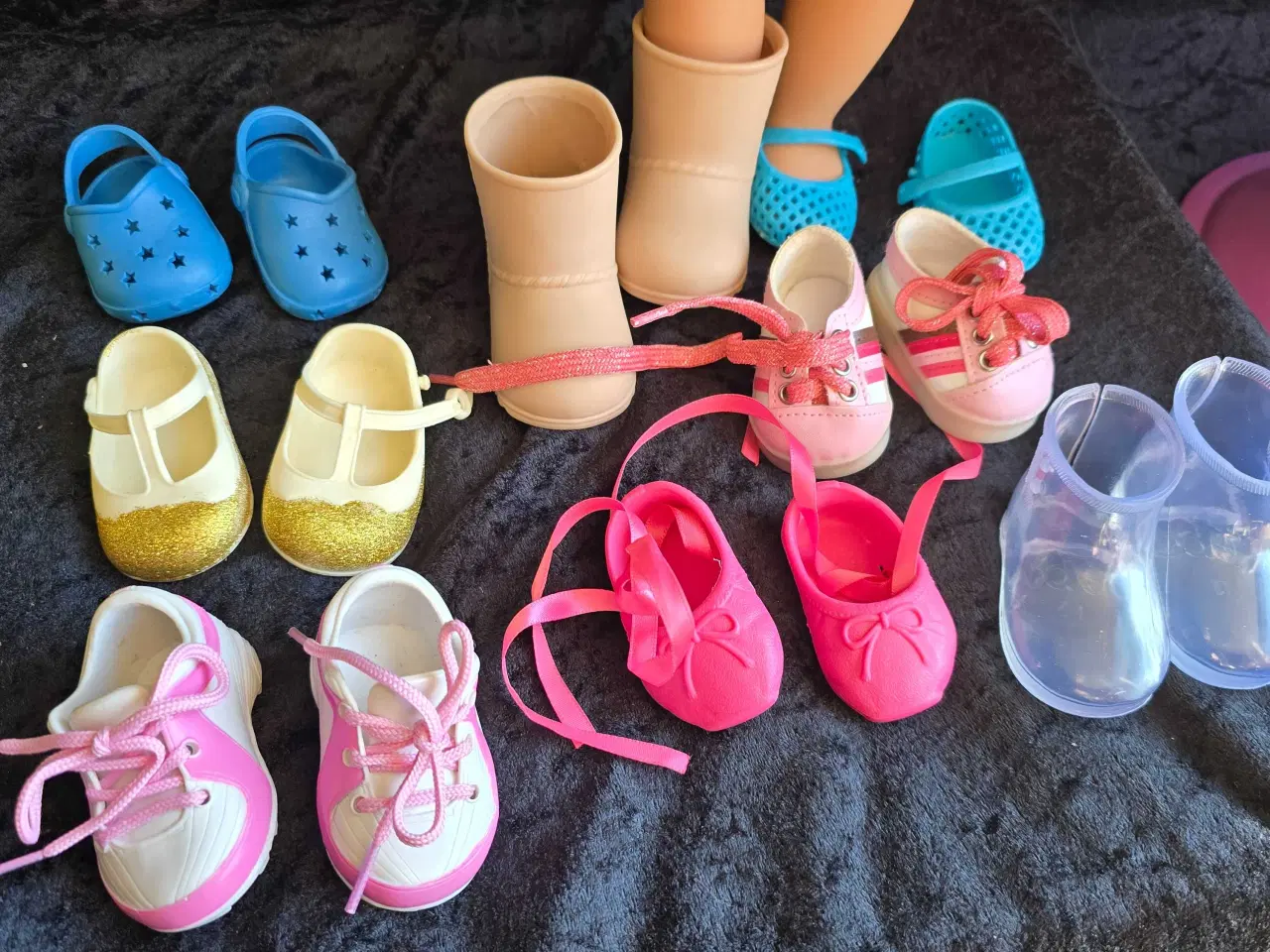 Billede 2 - Our Generation 8 sko og 1 dukke 