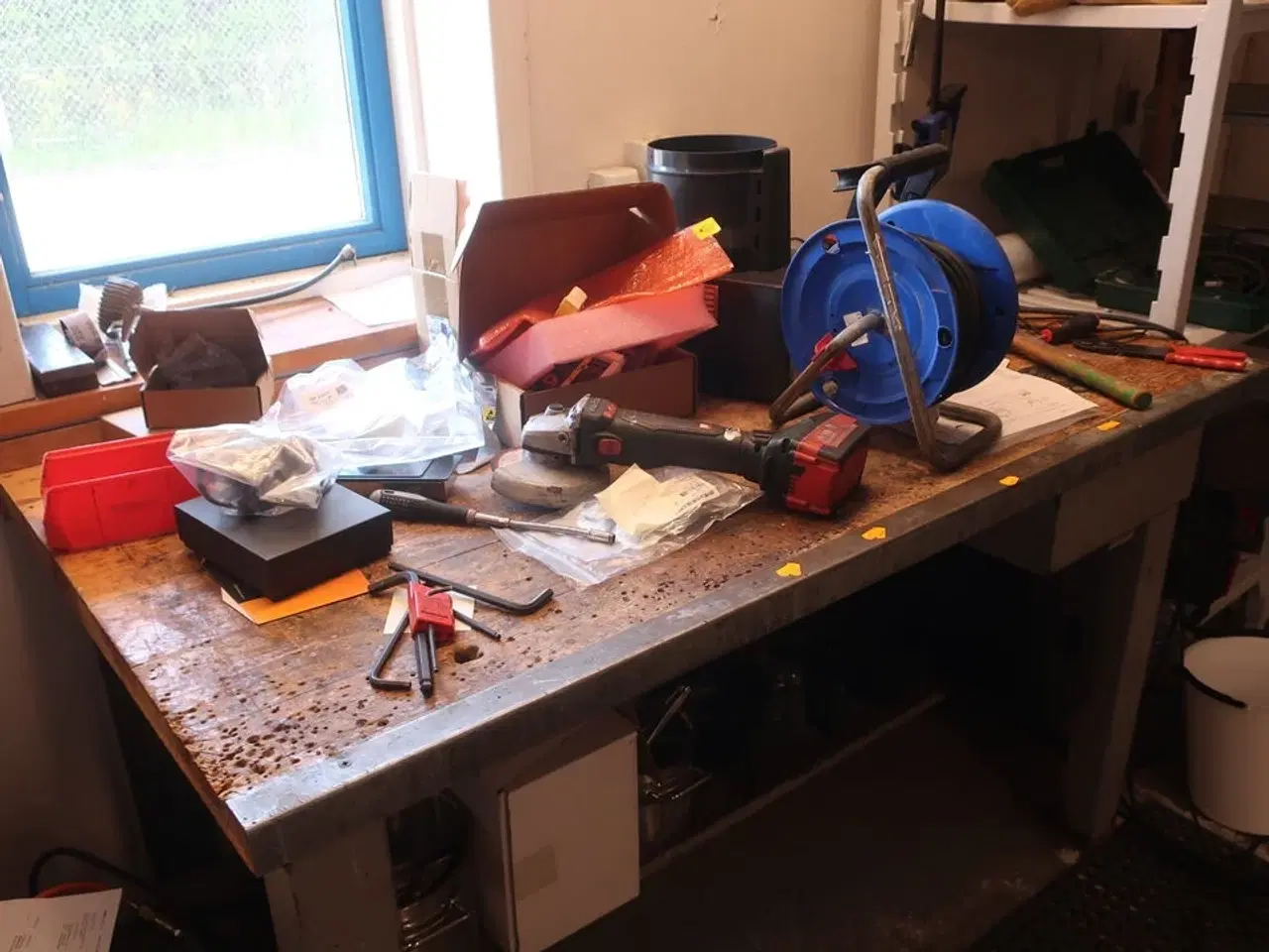 Billede 2 - Arbejdsbord med indhold
