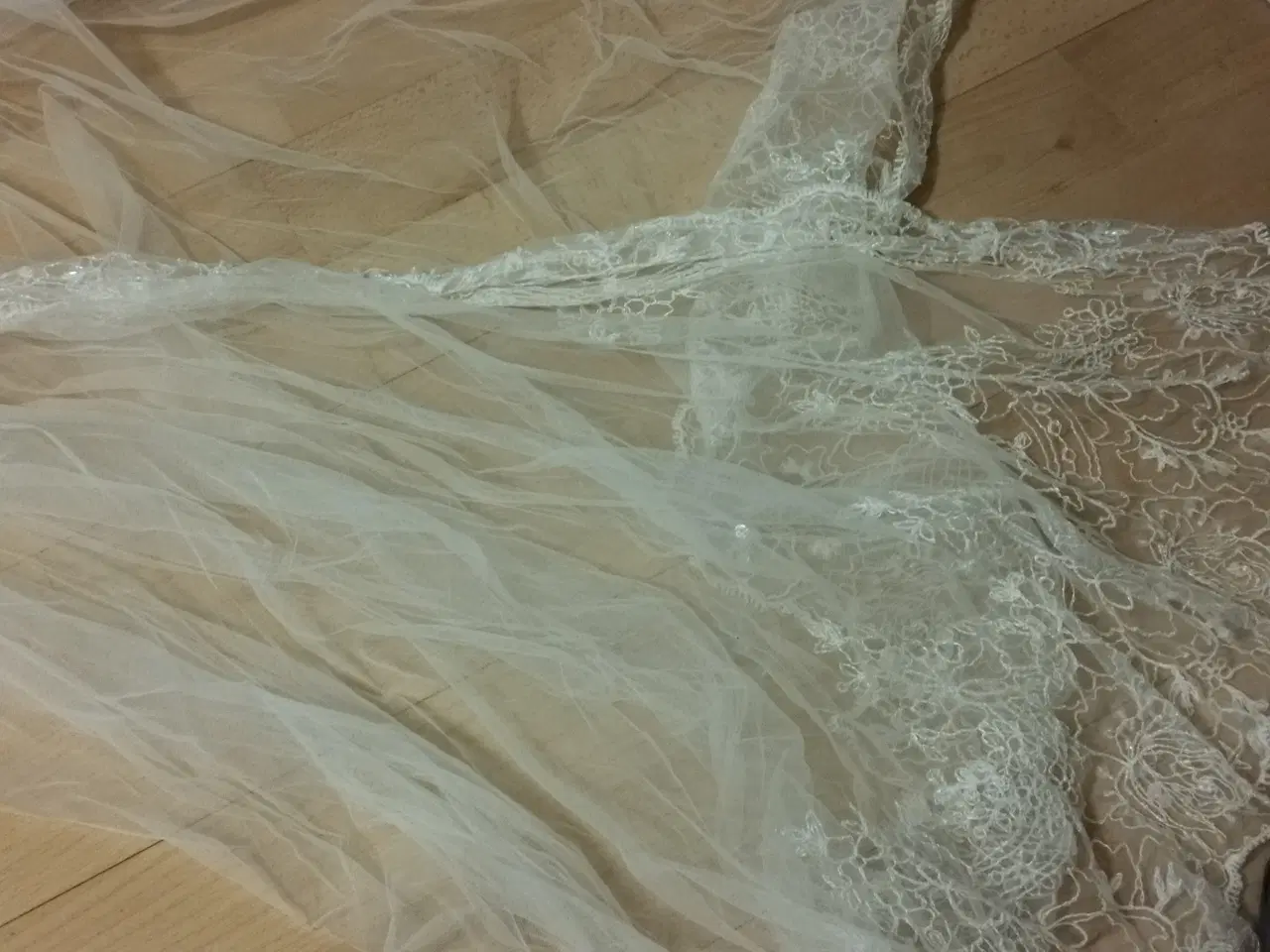 Billede 5 - Brudekjole med slør fra Lilly sælges BILLIGT