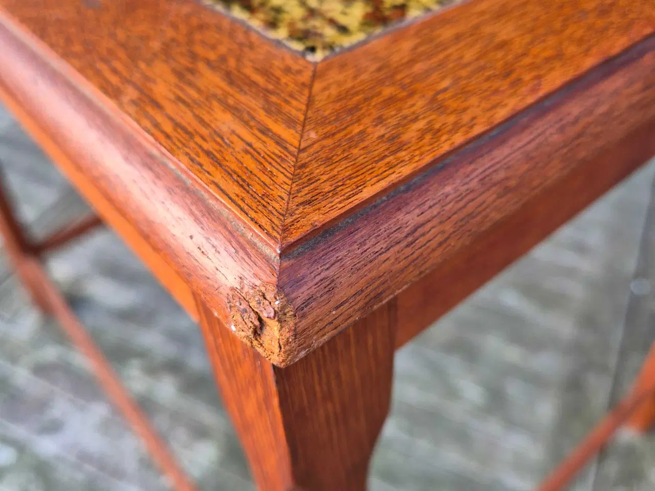 Billede 9 - Sidebord i teak med fine sandfarvede kakler