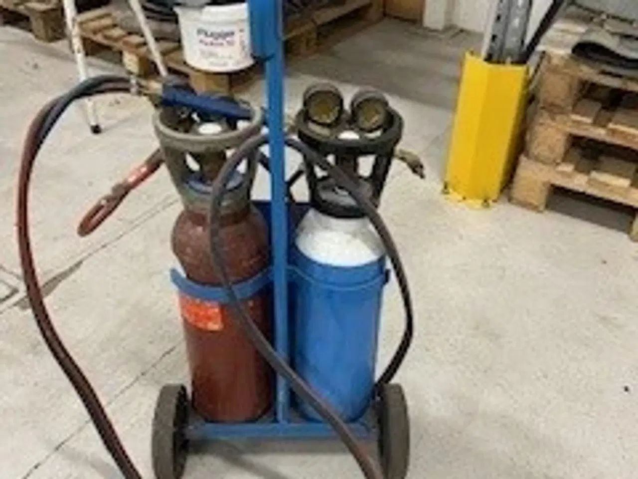 Billede 1 - Gas og ilt anlæg med helt fyldte flasker