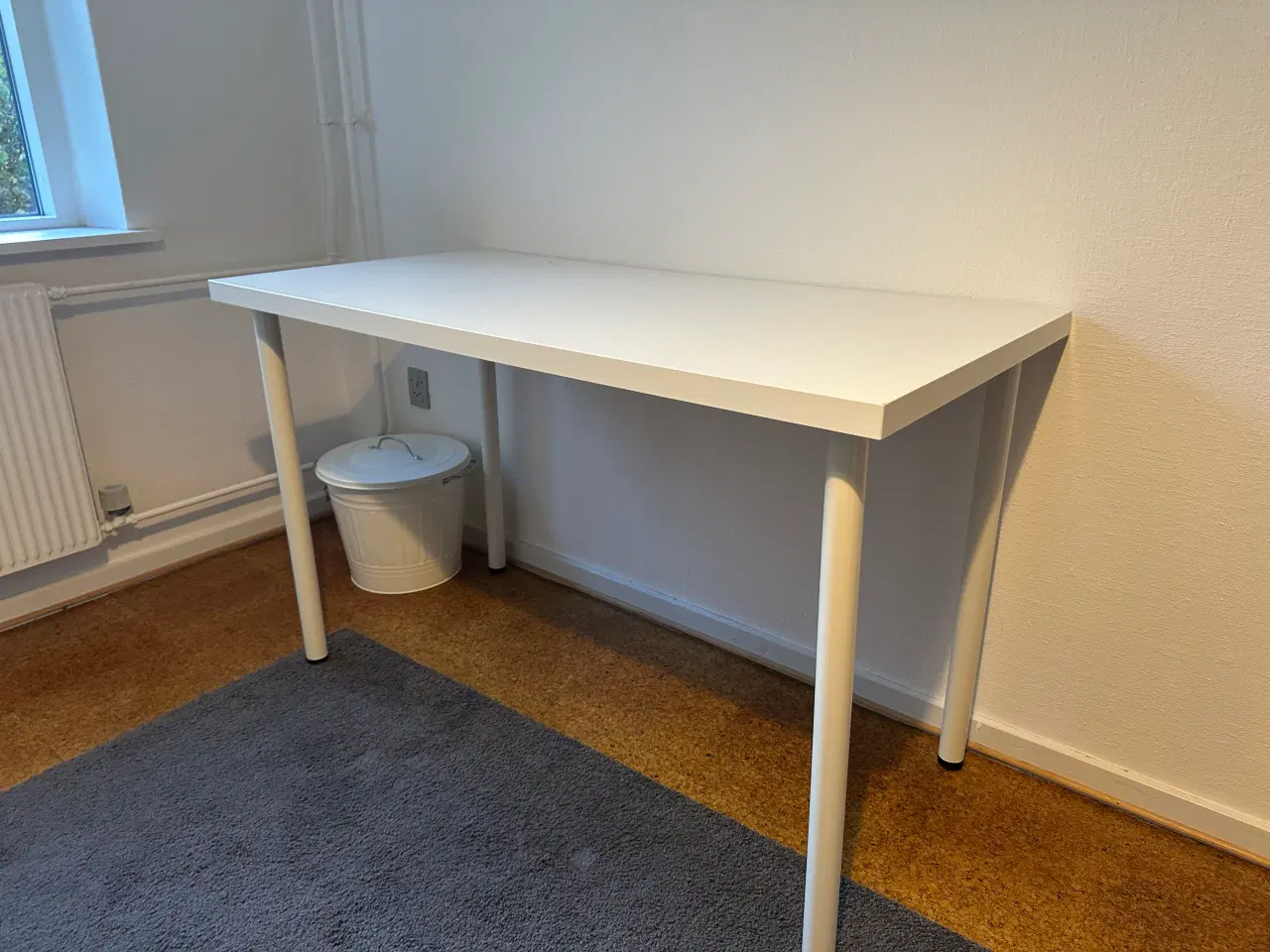 Billede 1 - Fint hvidt skrivebord fra IKEA sælges
