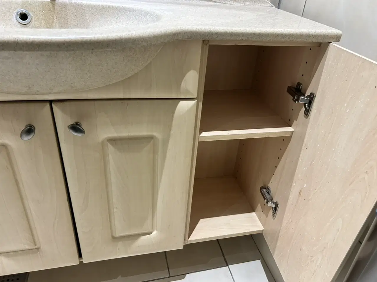 Billede 2 - Badeværelsesmøbler