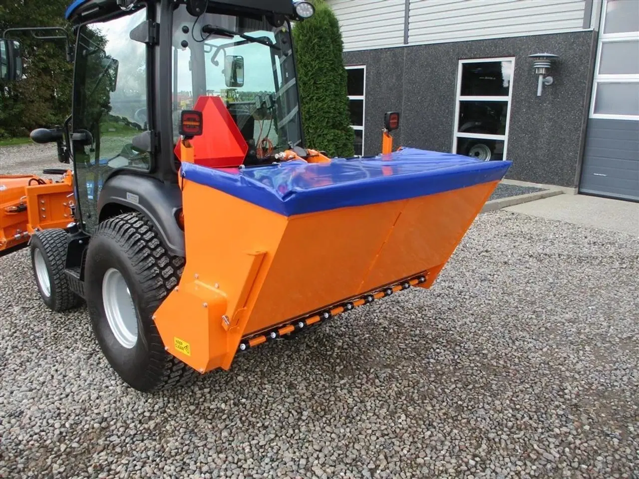 Billede 7 - Solis H26 HST SNOW EDITION med frontlift, front PTO, Vario SHL150 sneplov og SSP140 saltudlægger