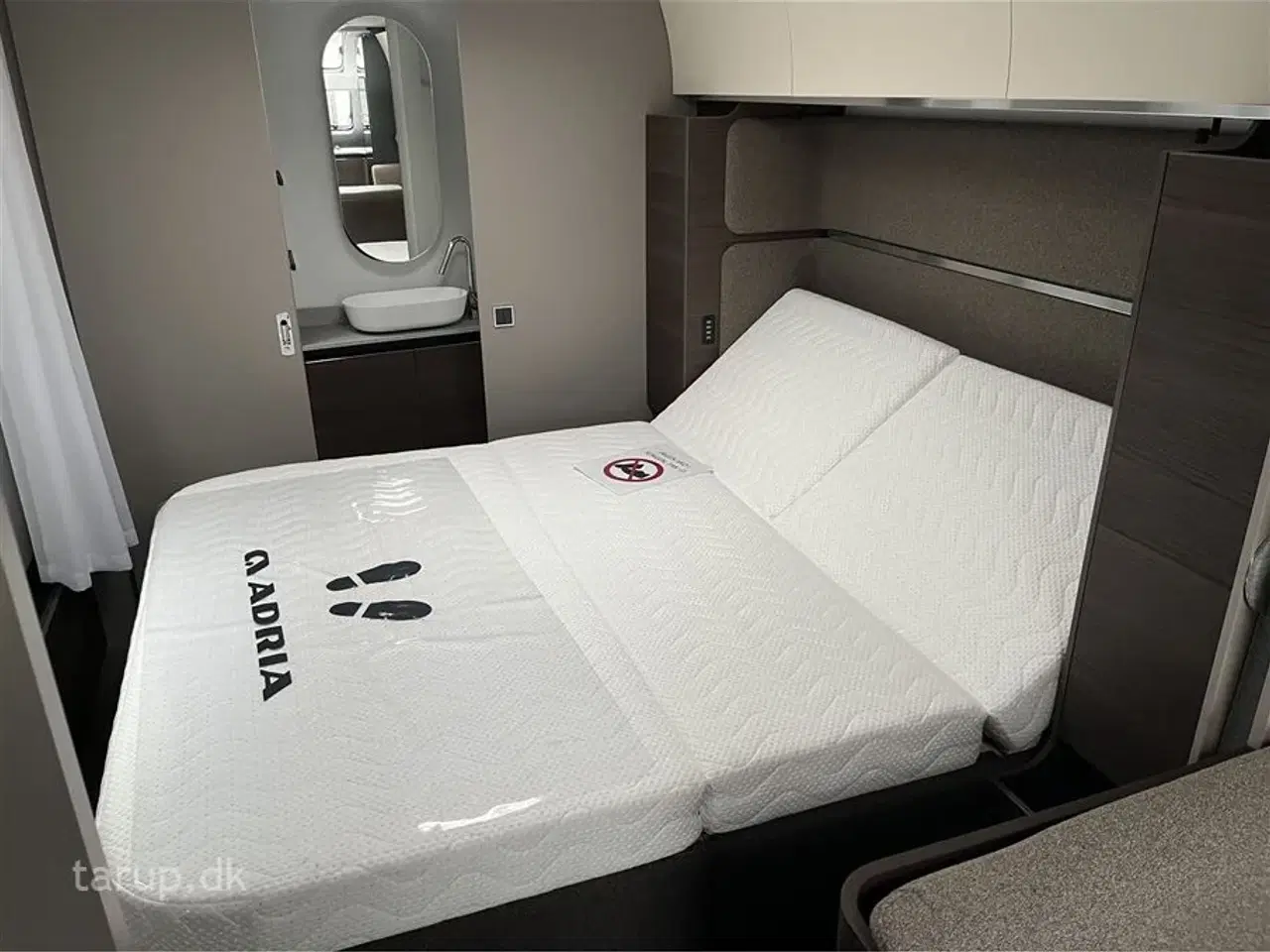 Billede 9 - 2025 - Adria Alpina 663 HT Fritstående dobbeltseng på tværs, EL-chaiselong, Mach Plus, ende-bade-værelse, frontkøkken, ALDE, panorama-vindue