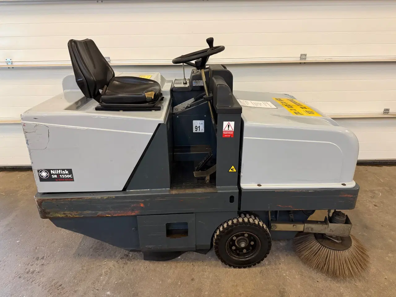 Billede 4 - Fejemaskine Ride-on Elektrisk. Nilfisk SR1550C