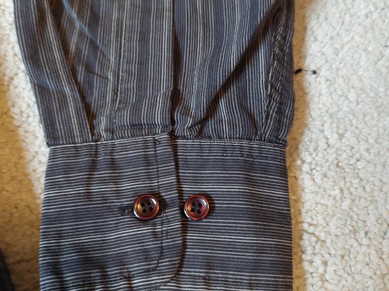 Billede 3 -  herre skjorte i mørke grå striber
