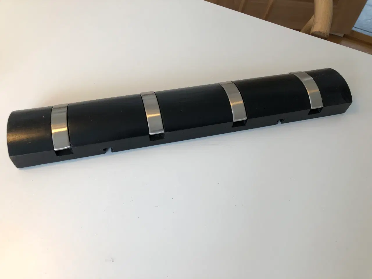 Billede 3 - Knagerække i sort med 4 knager fra Cado