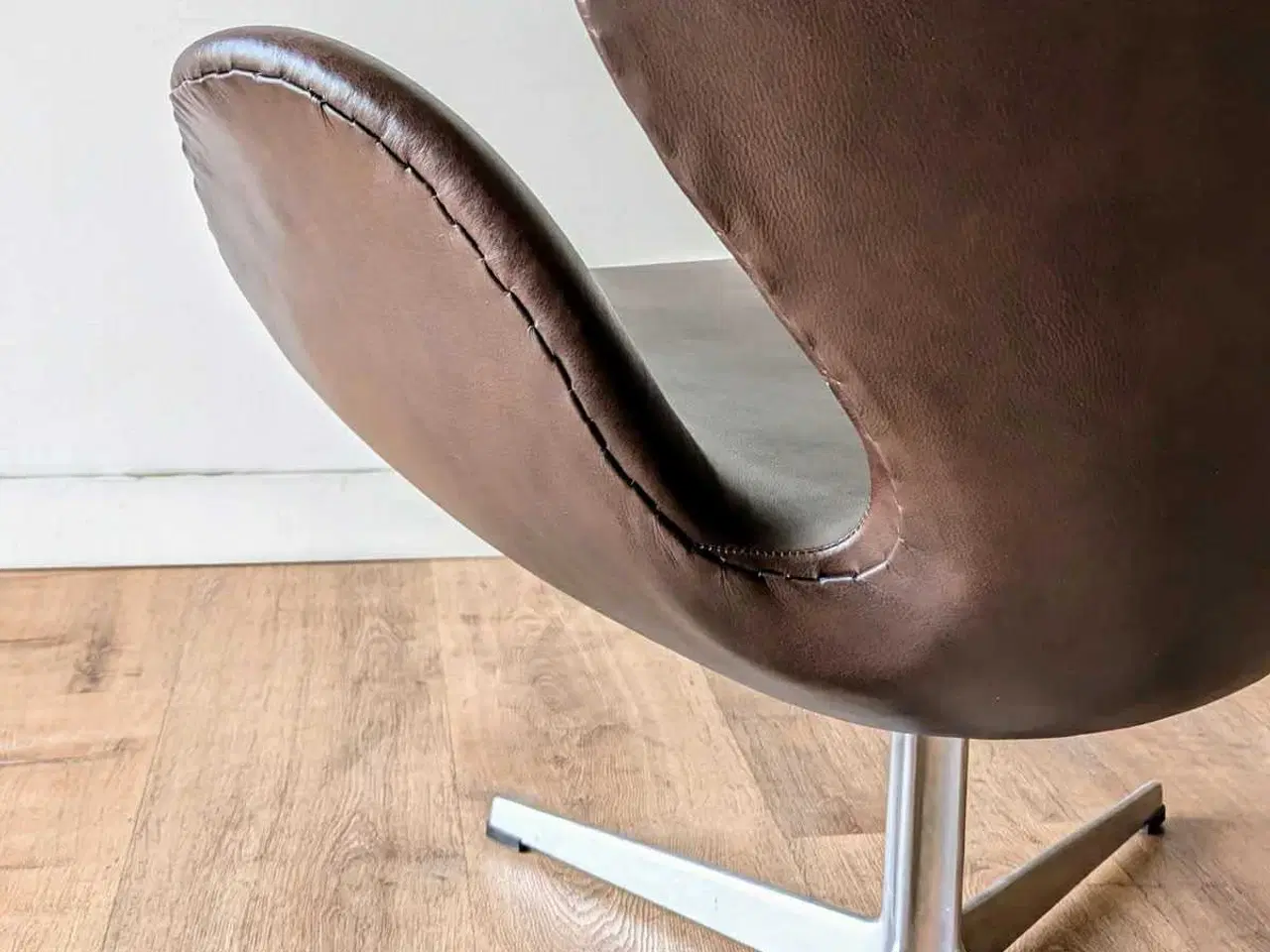 Billede 3 - Svanen lænestol i chokolade læde