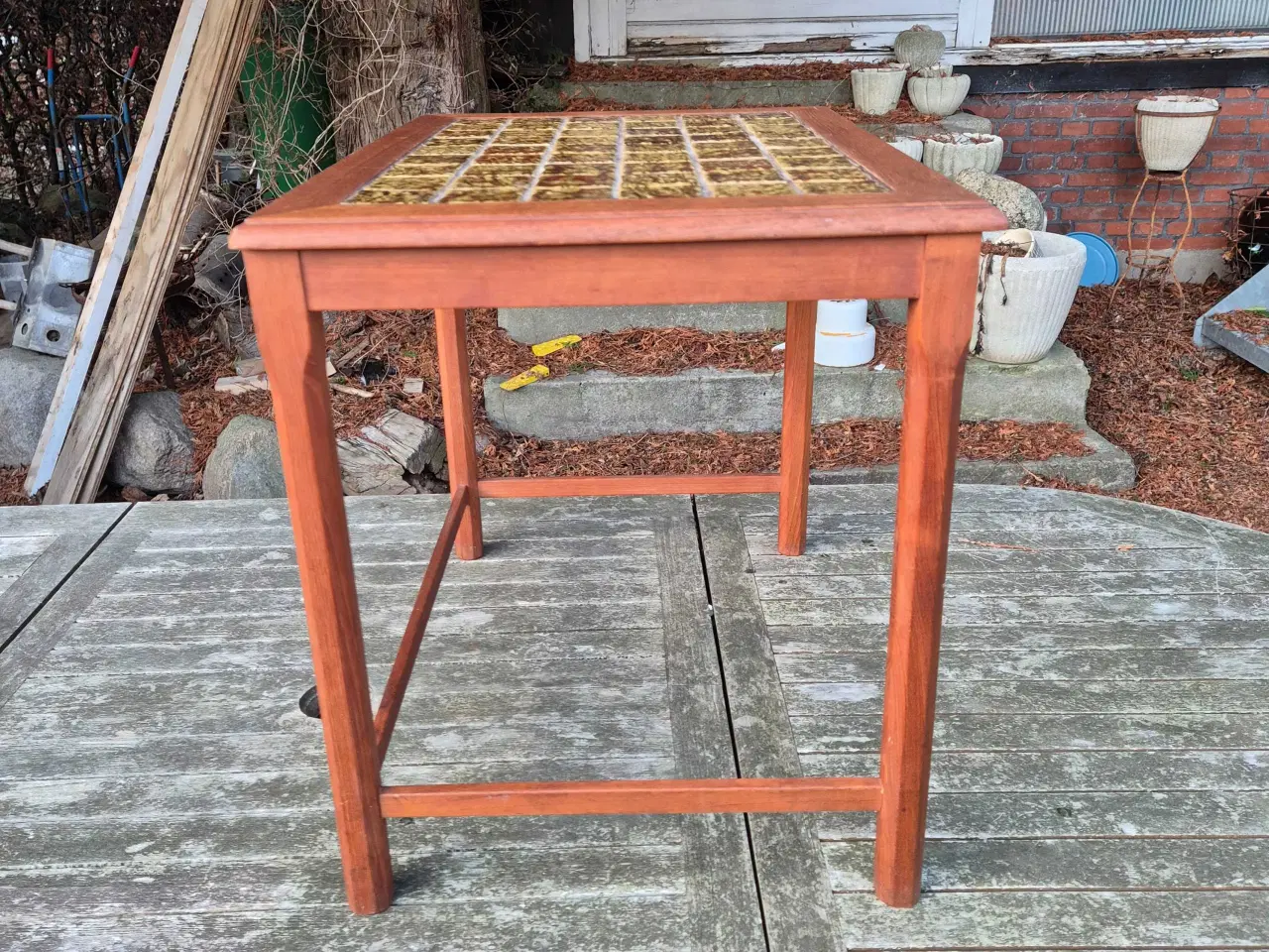 Billede 16 - Sidebord i teak med fine sandfarvede kakler