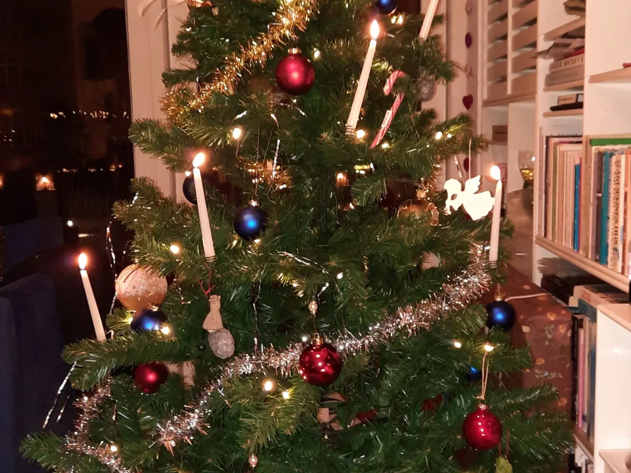 Billede 1 - Juletræ kunstigt med lysdioder og juletræsfod