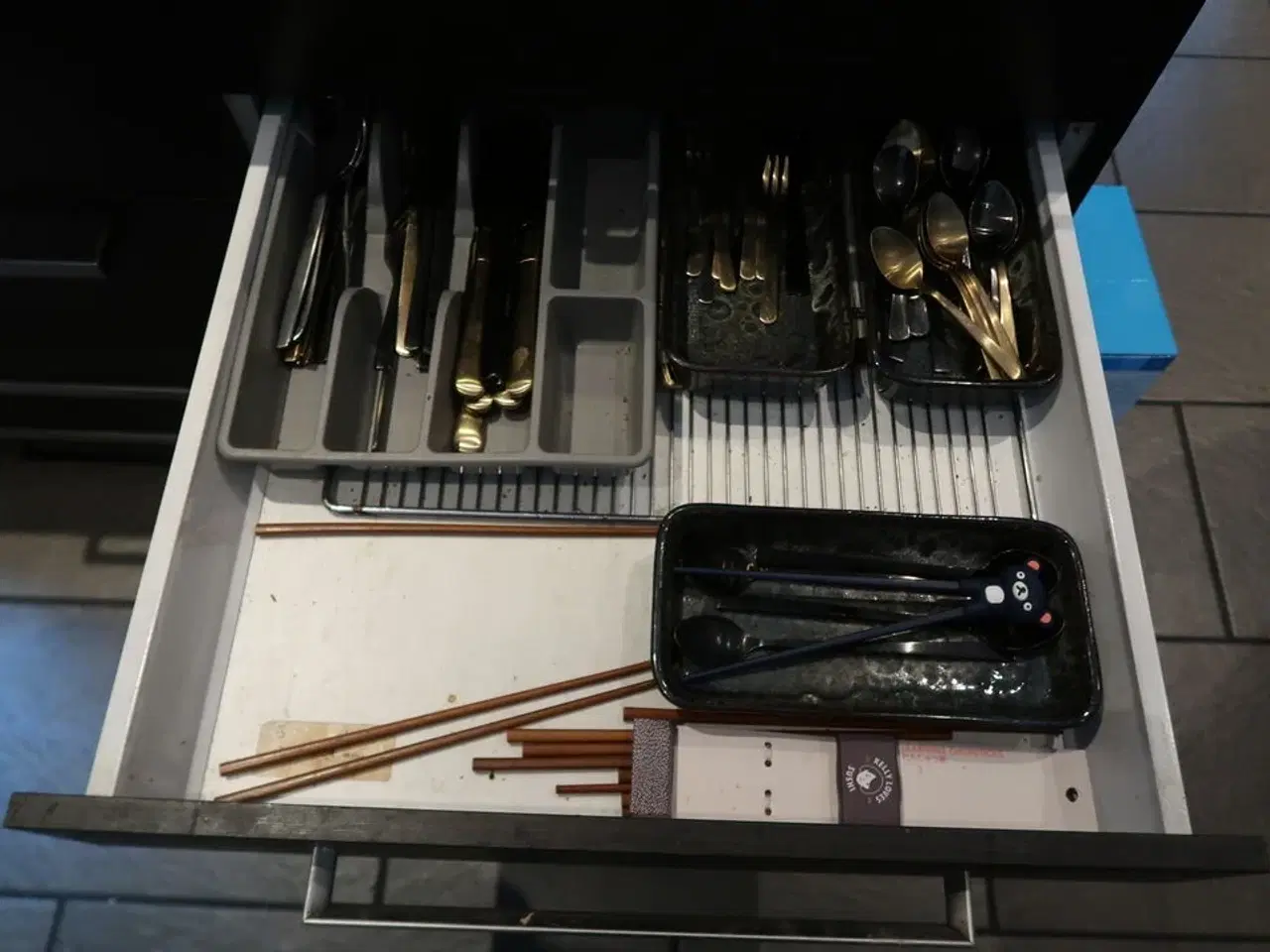 Billede 12 - 2 stk. Skabe med indhold