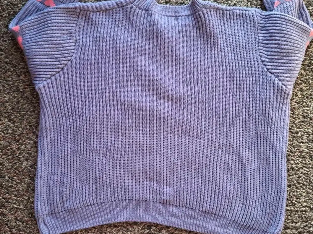 Billede 3 - Lilla sweater med lyserøde hjerter str.L