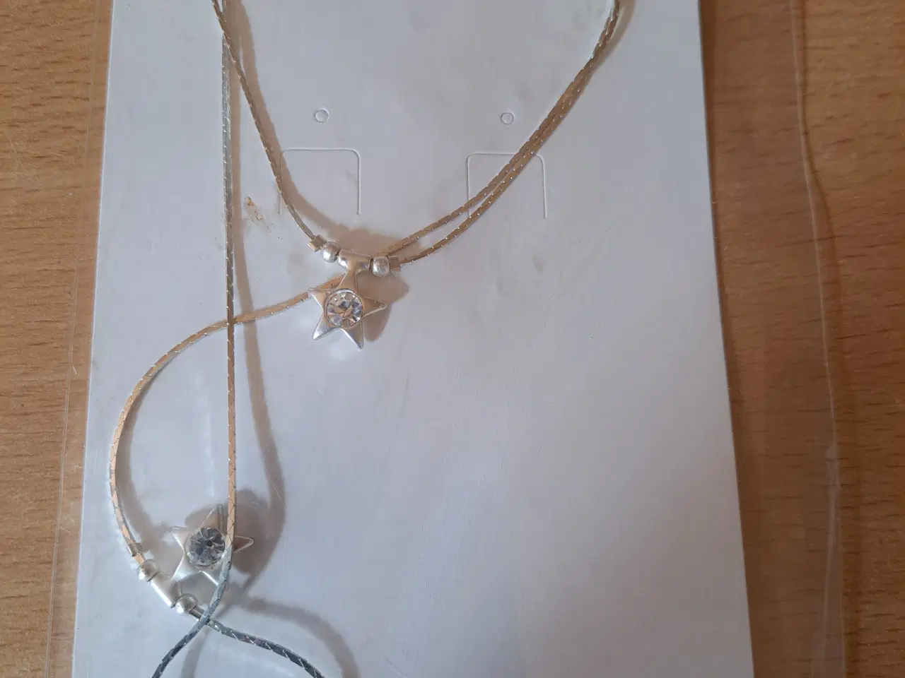 Billede 1 - Halskæde den har små stjerner med sten i