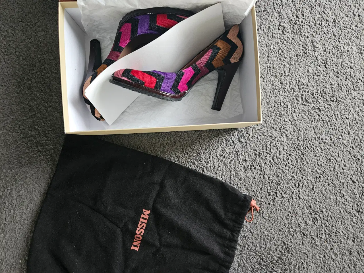 Billede 3 - Missoni tekstilpump med bordeau hæl.